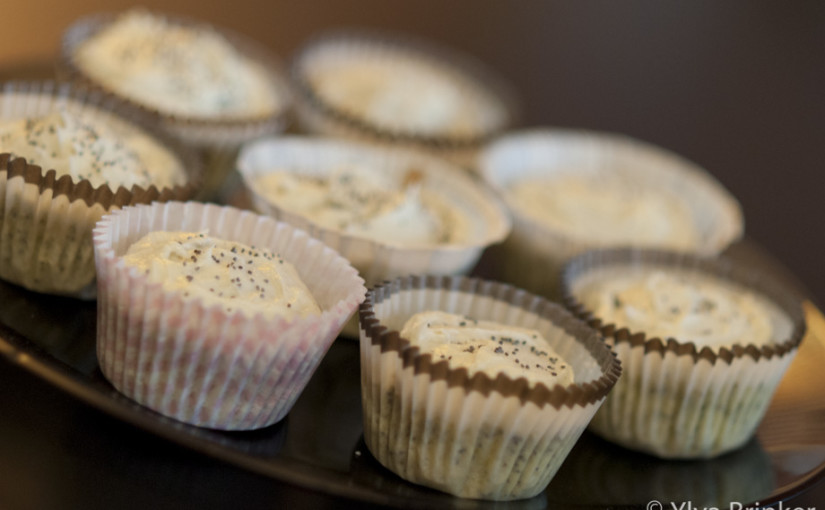 Zitronen-Cupcake-Wölkchen mit Mohn