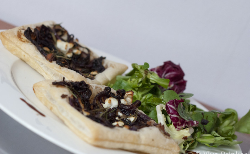 Leckere Blätterteigküchlein mit Balsamicozwiebeln und Ziegenkäse