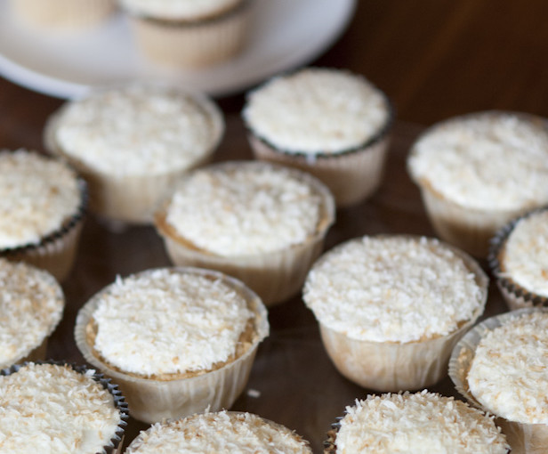 Holt Euch den Sommer in die Bude: Mit karibisch leckeren Kokosnuss Cupcakes. Urlaubs-Feeling garantiert!
