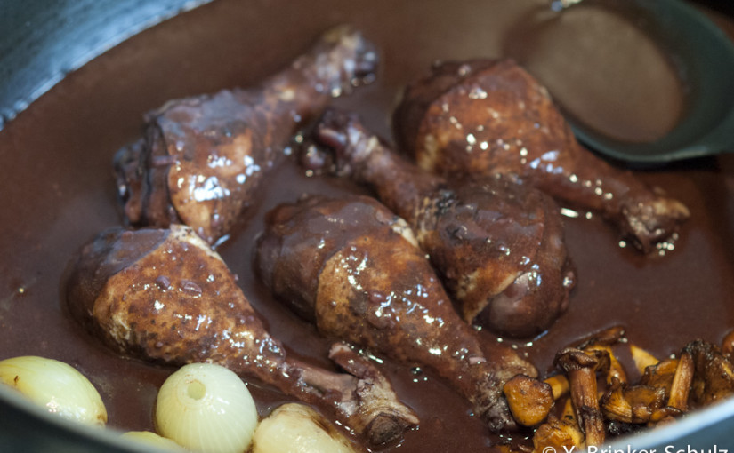Wie isst man sich das Wetter schön? Zum Beispiel mit einem herrlichen Coq au Vin!
