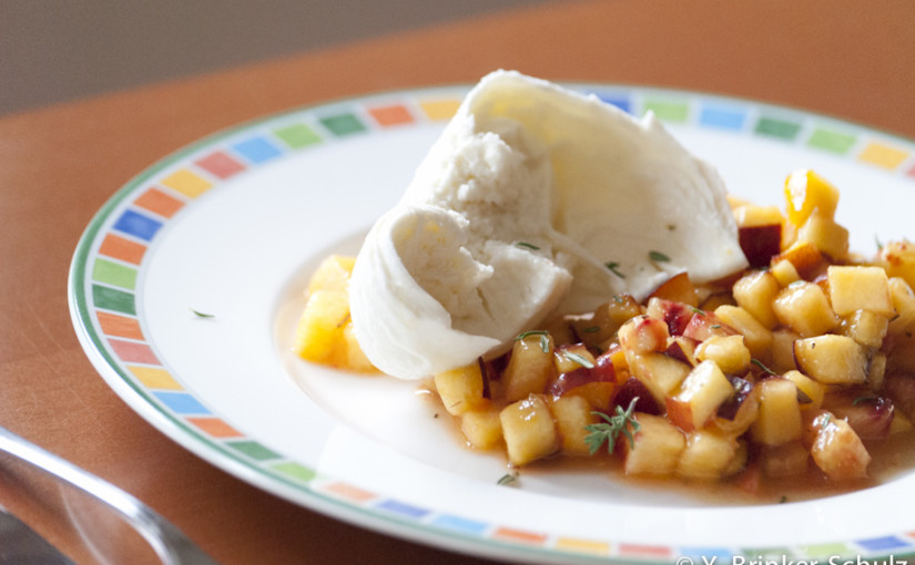 Sommerlicher Happen für Zwischendurch: Pfirsich-Salat mit Mozzarella und Thymian