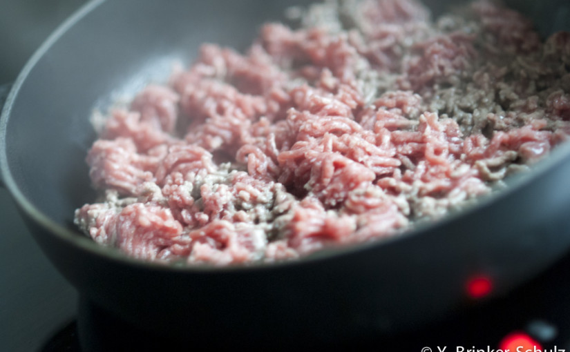 Würziges Hackfleisch mit Knoblauchjoghurt und Reis