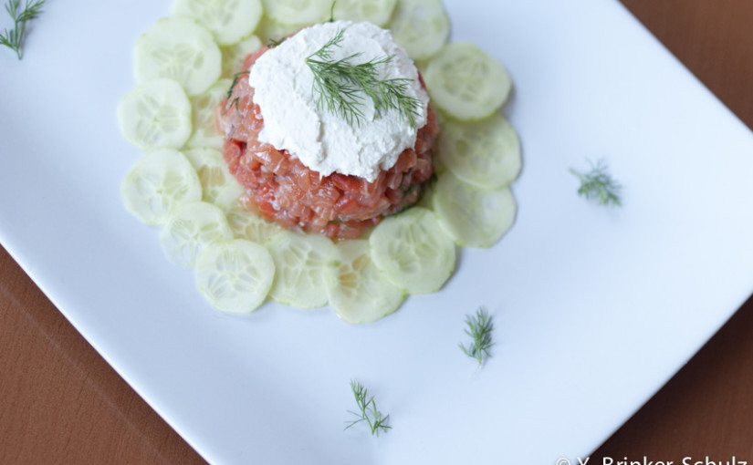 Nikolaustag! Mit Lachstartar mit Meerrettichcreme auf Gurkencarpaccio & frisch gemachten Zimtsternen