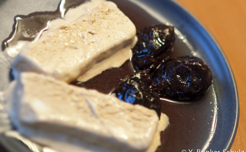 Zurück vom Weihnachtsbesuch bei der Familie – mit vollem Bauch, einem Restaurant-Tipp und dem Rezept für Zimtparfait mit herrlich betrunkenen Pflaumen