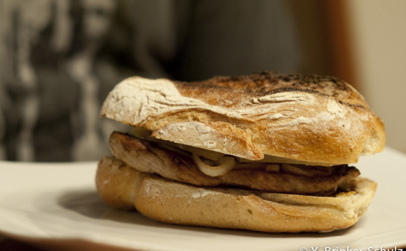 Abendessen für richtige Kerle (aber auch für hungrige Mädels): knusprige Kalbsschnitzelbrötchen mit Zwiebeln und Käse