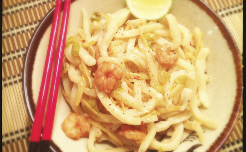 Ran an den Wok! Yaki-Udon mit Garnelen und Limettensauce