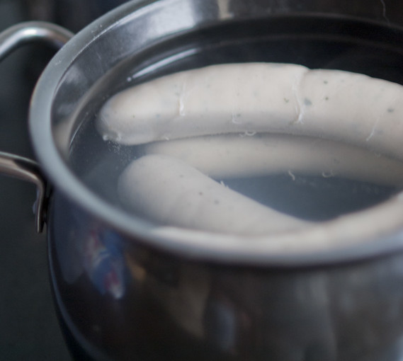 Gute-Laune-Garant bei traurig-verregneten Sonntagen: Bayerisches Weißwurst-Frühstück!