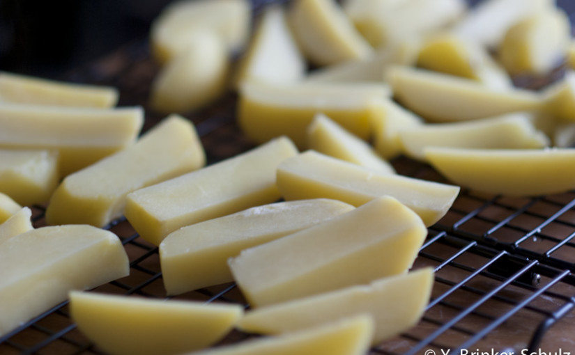 Köstlich-knuspriger Süchtigmacher: Dreifach gegarte Pommes mit Steak vom Entrecôte und Barolo-Sauce