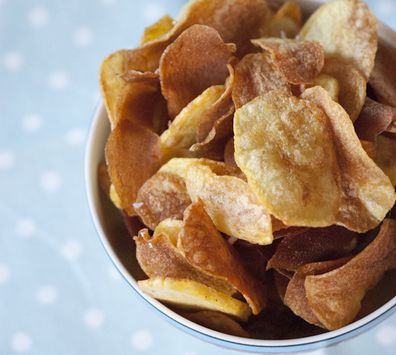 Als knusprig-crunchige Beilage oder als Knabberzeug zum Filmabend: selbst gemachte Kartoffelchips