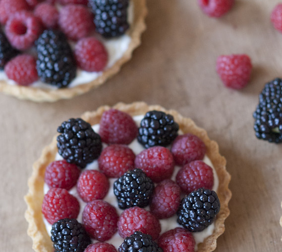 Wenn Liebe ein Törtchen wäre, wäre sie ganz bestimmt eines dieser herrlichen Brombeer-Heidelbeer-Tartelettes mit Mascarpone-Creme
