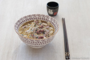 Udon-Nudel-Suppe mit Rindfleischstreifen
