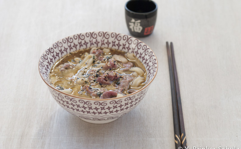 I’m in Noodle Soup Heaven! Udon-Nudel-Suppe mit Dashi und Rindfleischstreifen