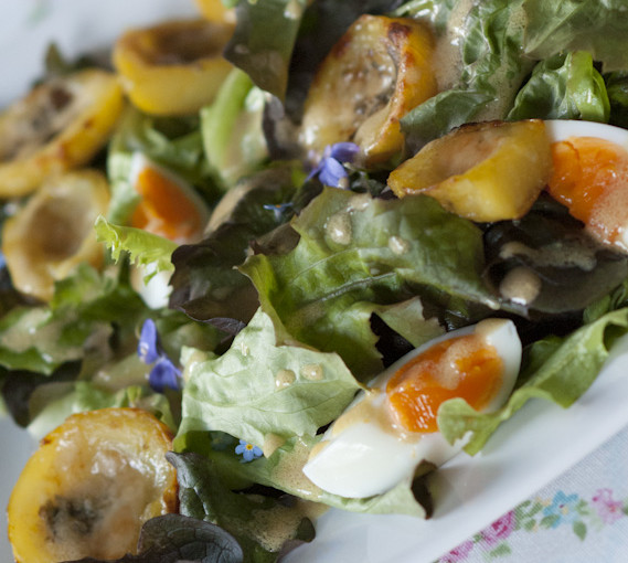 Liebeserklärung an die einfachen Dinge des Lebens: Salat mit Roquefort-Kartoffeln