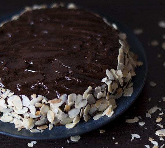 Kicheranfall garantiert beim leckersten Schoko-Mandel-Kuchen der Welt: Reine de Saba