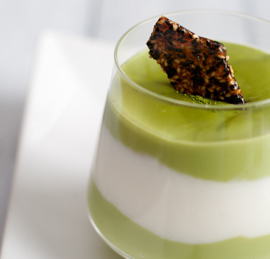 „Feed me up before you go-go…“ beispielsweise mit diesem köstlichen Matcha-Kokos-Pudding mit Sesam-Karamell