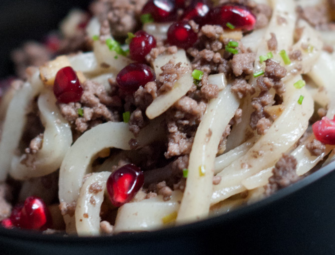 Das schmeckt auch dem Nikolaus: Yaki-Udon mit Hack und Granatapfelkernen