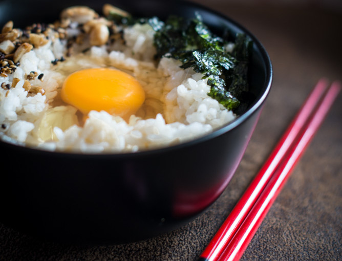 Leichtes Mittagessen für einen guten Start in den Frühling: Reis mit Ei und Nori