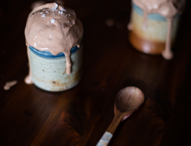 Frühlingsgefühle mit selbst gemachtem Schokoladen-Tonkabohnen-Eis
