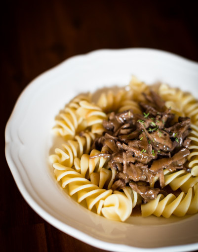 Faules Ochsenschwanzragout mit Nudeln