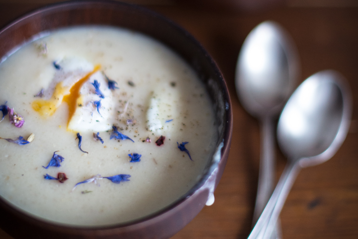 Hühnersuppe mit pochiertem Ei